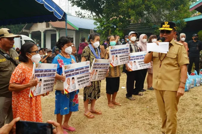 Gubernur Kalimantan Tengah H. Agustiar Sabran Saat Menyerahkan Bantuan Kartu Huma Betang Sejahtera Kepada Masyarakat Di Kelurahan Sei Gohong