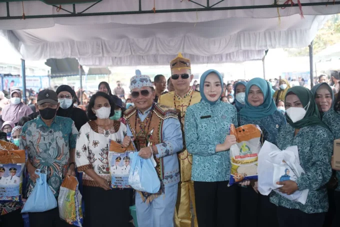 Gubernur Kalteng Agustiar Sabran Bersama Ketua Tp Pkk Provinsi Kalteng Saat Menyalurkan Bantuan Sembako Kepada Masyarakat Barito Selatan