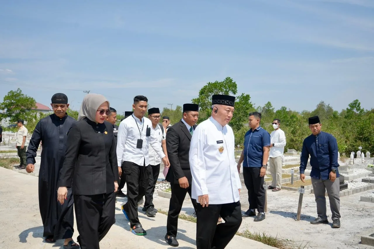 Ketua Dprd Batola Mendampingi Gubernur Kalsel Dan Bupati Batola Dlm Rangkai Prosesi Pemkaman Alm H Reidan Winata Anggota Dprd Batola