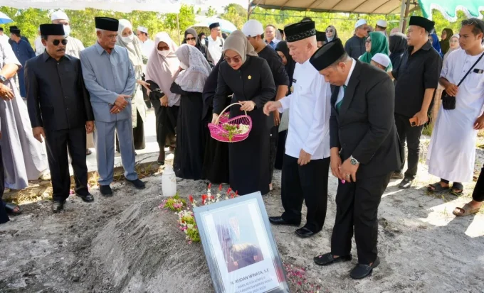 Ketua Dprd Batola Mendampingi Gubernur Kalsel Dan Bupati Batola, Tabur Bunga Di Pusaran Makam Alm H Reidan Winata Anggota Dprd Batola