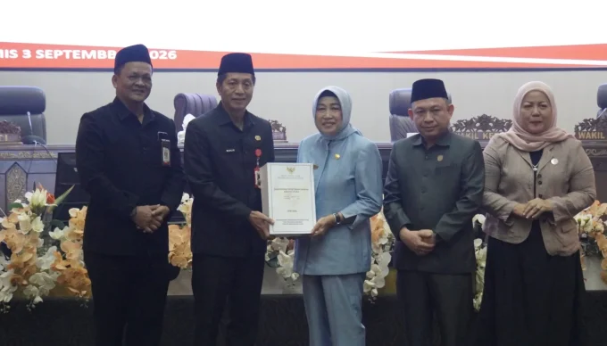 Sekretaris Barito Utara Muhlis Mewakili Bupati Barito Utara H. Shalahuddin Serahkan Raperda Perubahan Apbd 2026 Ke Dprd Barut